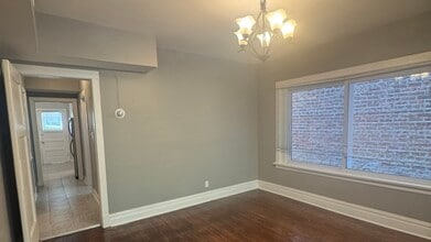 7827 S Colfax Ave in Chicago, IL - Building Photo - Building Photo