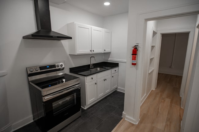 1388 W 83rd St, Unit 312 in Cleveland, OH - Foto de edificio - Building Photo