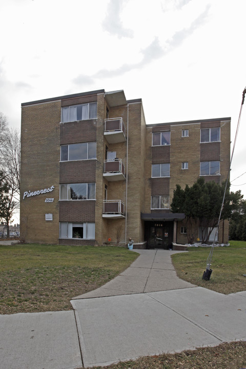 Pinecrest in Mississauga, ON - Building Photo