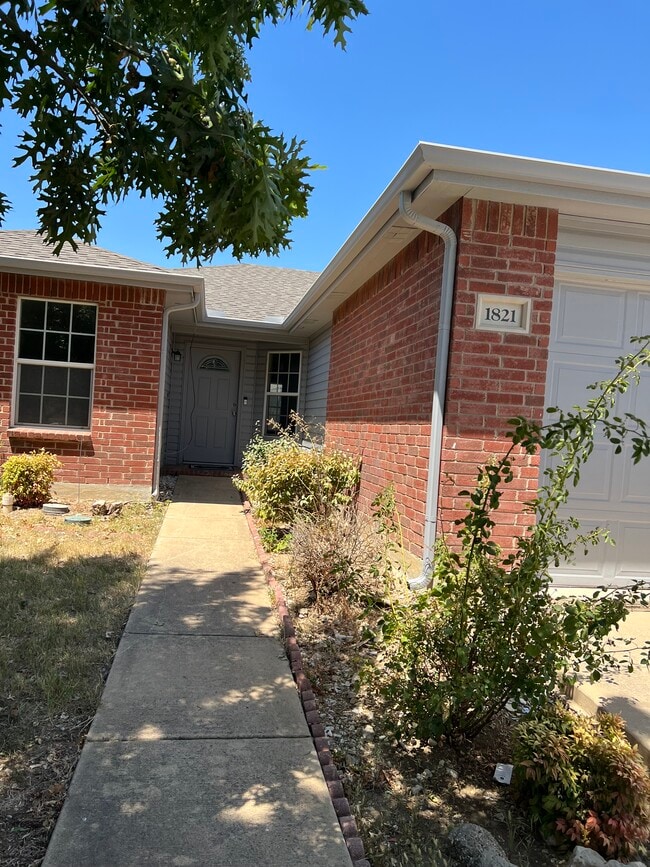 1821 Trego Dr in Justin, TX - Building Photo - Building Photo