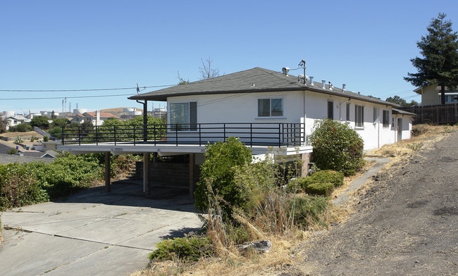 345 Pinole Ave in Rodeo, CA - Foto de edificio - Building Photo