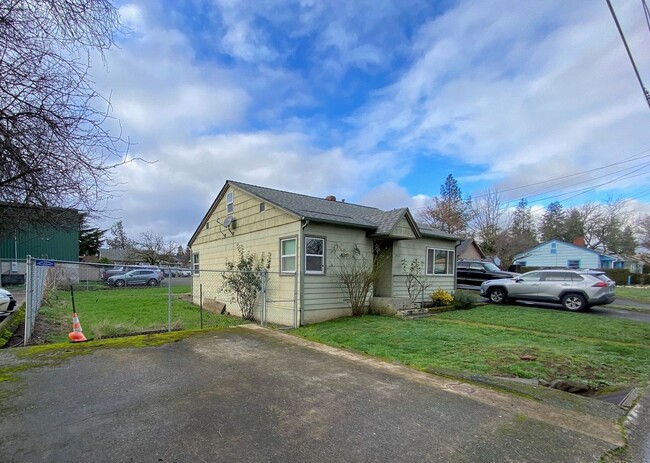 1462 NW Fairmount St in Roseburg, OR - Building Photo - Building Photo