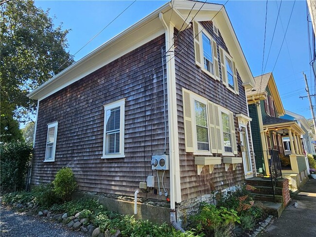 10 Cherry St in Newport, RI - Building Photo - Building Photo