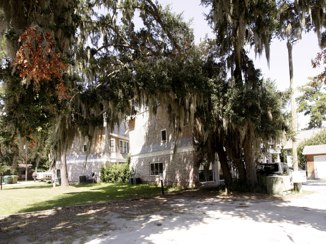 1620 W Paris Ave in Port Royal, SC - Foto de edificio - Building Photo