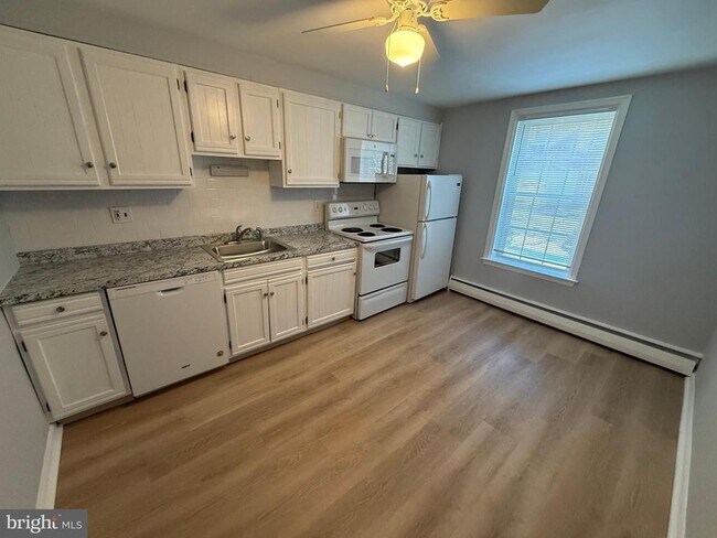 27 Wallingford Ave in Wallingford, PA - Foto de edificio - Building Photo