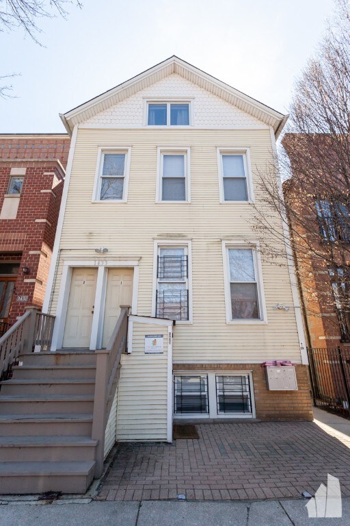 property at 1433 W Oakdale Ave