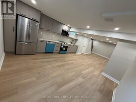 229 Spring Gate Blvd in Vaughan, ON - Building Photo