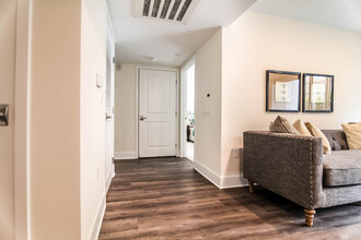 5026 Rosewood Ave, Unit 206 in Los Angeles, CA - Building Photo - Building Photo
