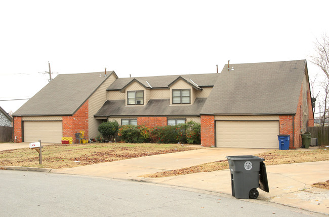 Woodland Hills Duplexes in Tulsa, OK - Foto de edificio - Building Photo