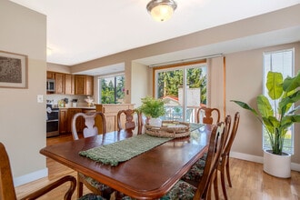 16654 SE 26th Pl in Bellevue, WA - Foto de edificio - Building Photo