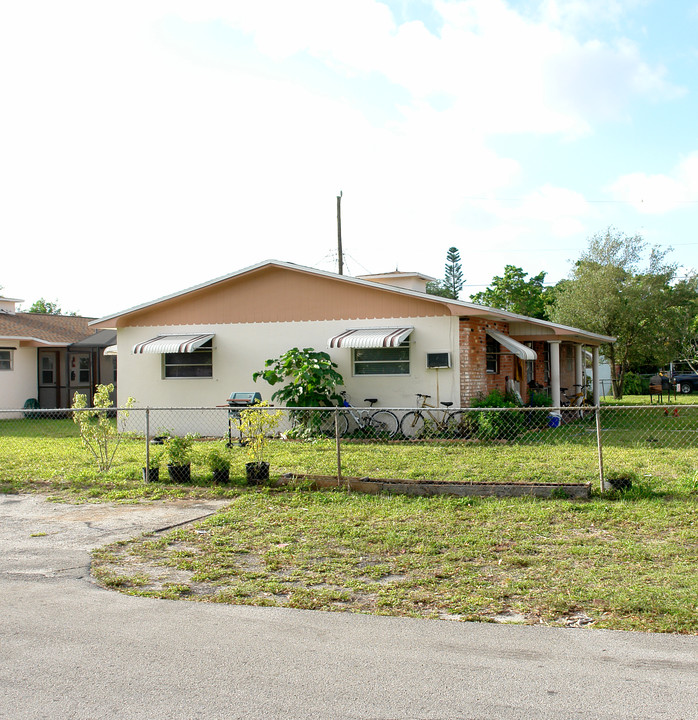 4250 SW 62nd Ave in Fort Lauderdale, FL - Foto de edificio