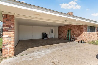 207 S Temple St in Caldwell, TX - Building Photo - Building Photo