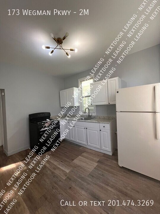 173 Wegman Pkwy in Jersey City, NJ - Building Photo