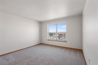 Six Points Apartments in West Allis, WI - Foto de edificio - Building Photo