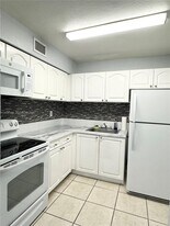 9405 SW 76th St in Miami, FL - Building Photo