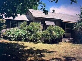 507 Hodge St in Bowie, TX - Building Photo