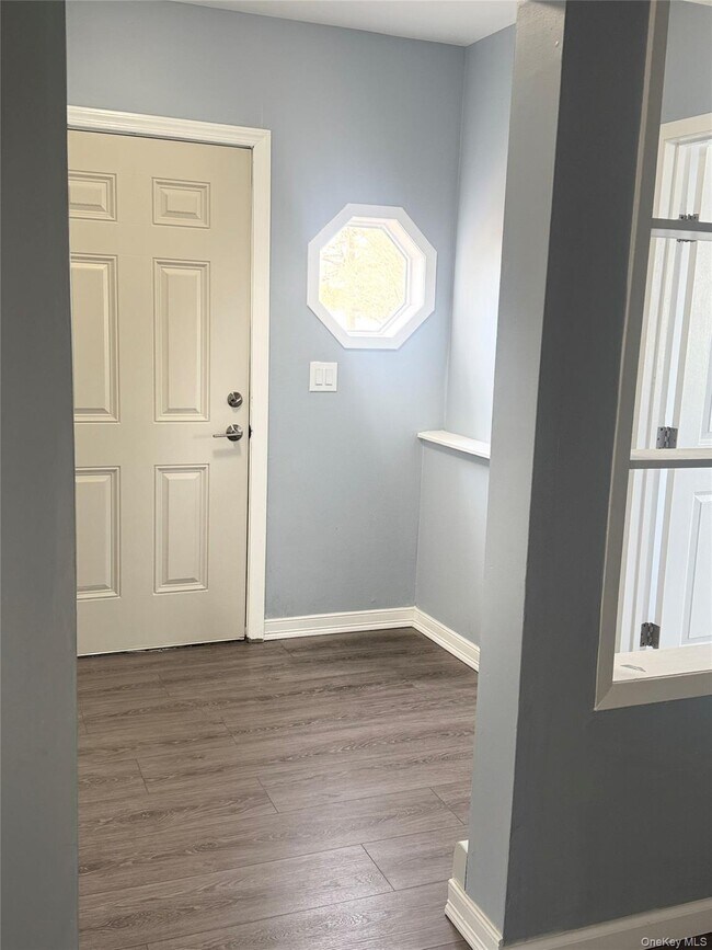 71 Community Rd in Bay Shore, NY - Building Photo - Building Photo