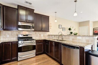 443 2nd St-Unit -301 in Jersey City, NJ - Building Photo - Building Photo
