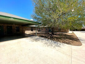 126 S Mansfield St in Pleasanton, TX - Building Photo