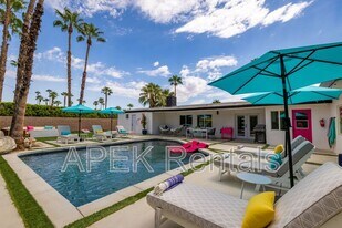 2056 Paseo Roseta in Palm Springs, CA - Building Photo
