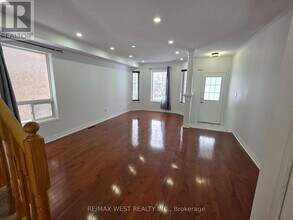 89 Matthew Boyd Crescent in Newmarket, ON - Building Photo - Building Photo