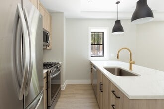 2757 W Logan Blvd, Unit 3 in Chicago, IL - Building Photo - Building Photo