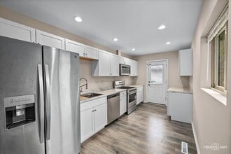 9 Sparrow Rd in Carpentersville, IL - Building Photo - Building Photo