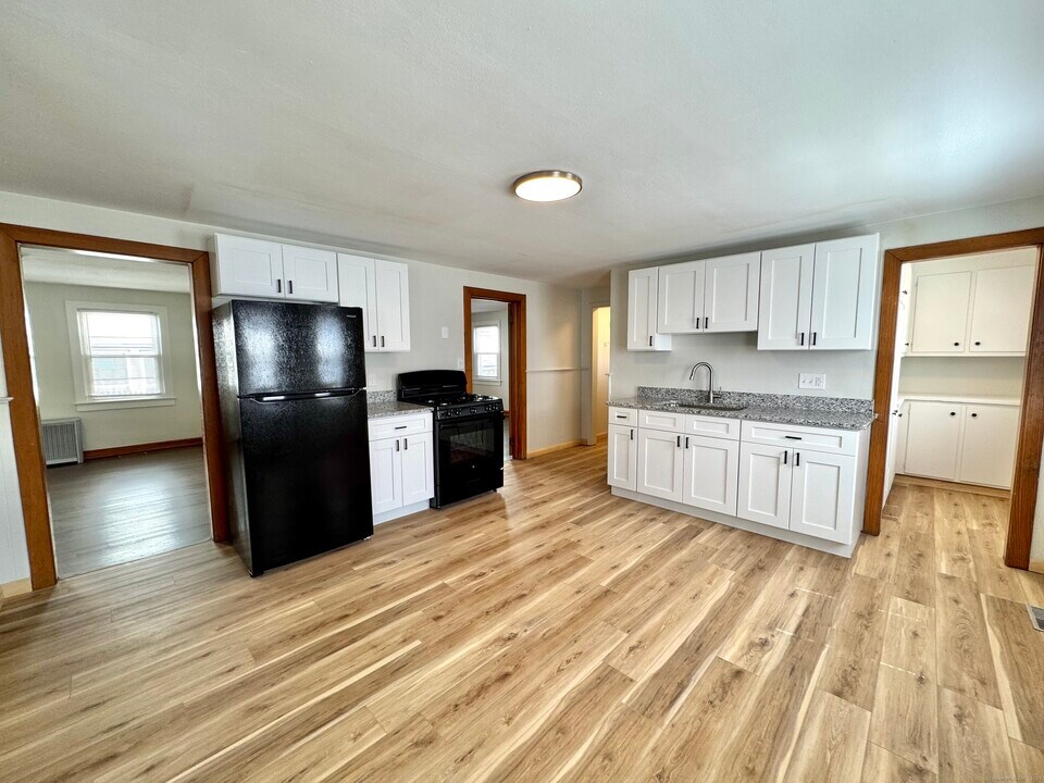 637 Burritt St-Unit -1st Floor in New Britain, CT - Building Photo