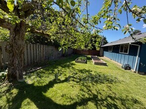 7880 SW 69th Ave in Portland, OR - Building Photo - Building Photo