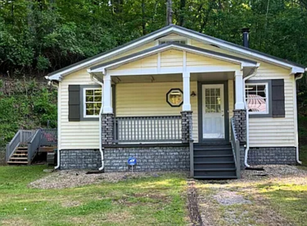 1943 Jones Bend Rd in Louisville, TN - Building Photo