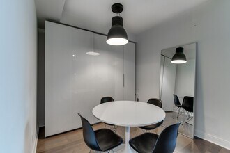 18 Yorkville Ave in Toronto, ON - Building Photo - Building Photo