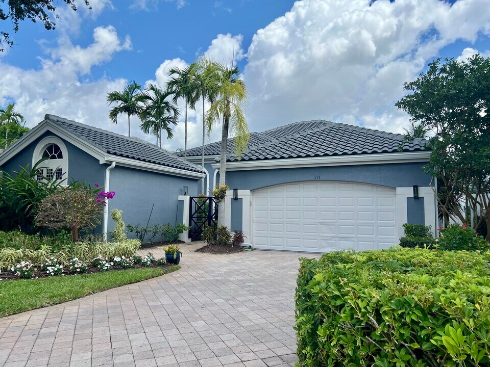 1133 Crystal Dr in Palm Beach Gardens, FL - Building Photo