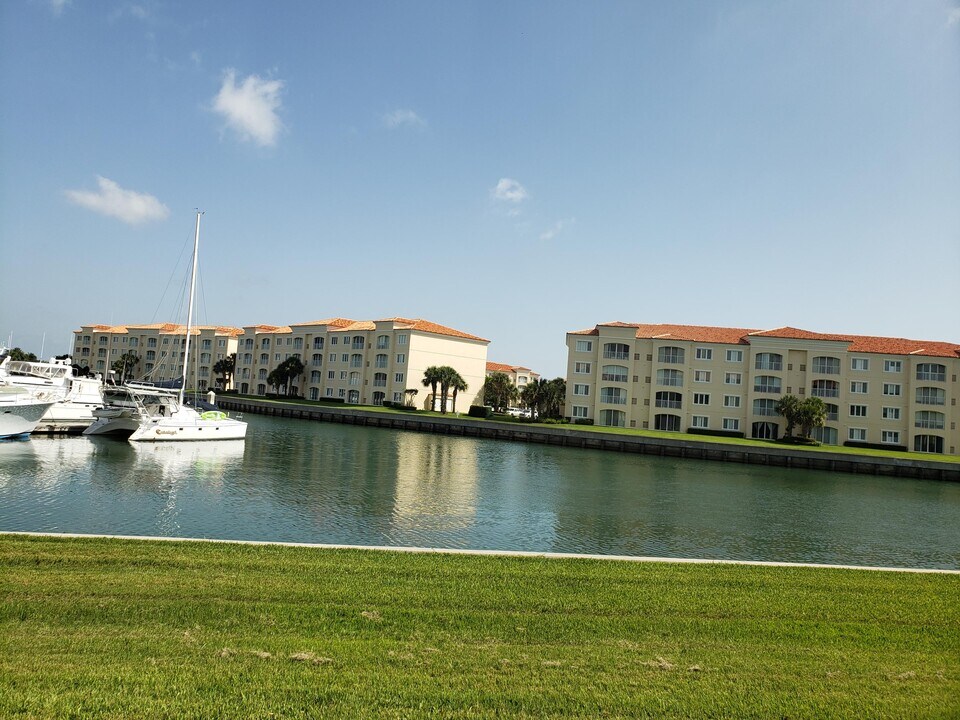 16 Harbour Isle Dr W-Unit -105 in Fort Pierce, FL - Foto de edificio