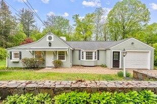 13 South St in Washington, CT - Building Photo