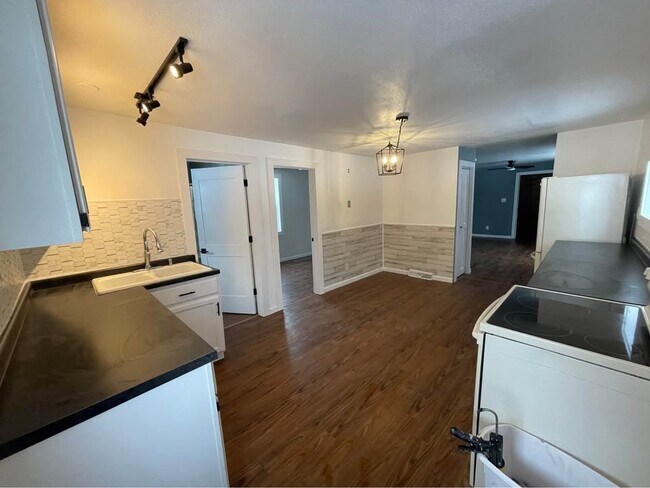 401 W Hughitt St, Unit Lower Apartment in Iron Mountain, MI - Foto de edificio - Building Photo