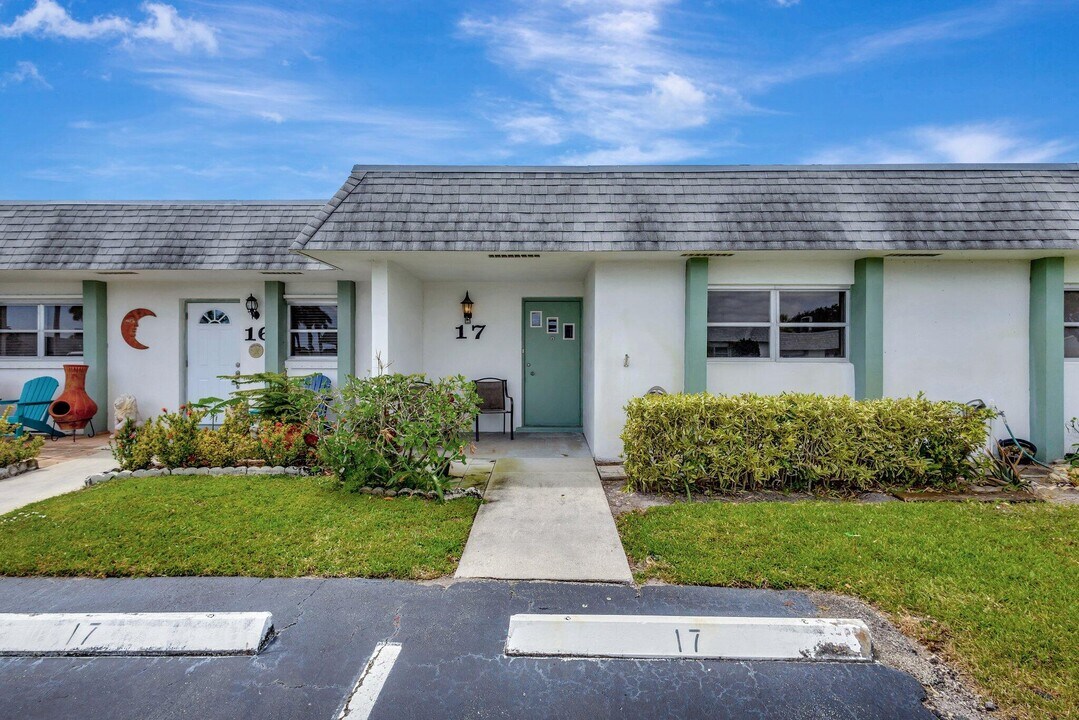 2638 Gately Dr E in West Palm Beach, FL - Building Photo