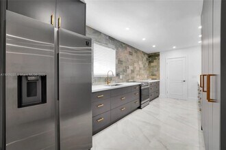 18280 NE 8th Ave in North Miami Beach, FL - Foto de edificio - Building Photo