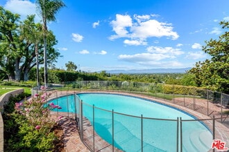 19621 Wells Dr in Los Angeles, CA - Building Photo - Building Photo