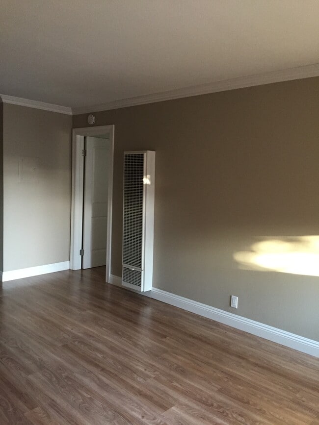 19215 Shoreline Ln, Unit #1 in Huntington Beach, CA - Foto de edificio - Building Photo