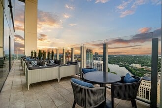 Hanover Brazos Street in Austin, TX - Foto de edificio - Building Photo
