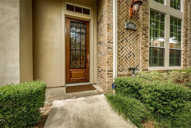 1005 Memorial Village Dr in Houston, TX - Building Photo - Building Photo