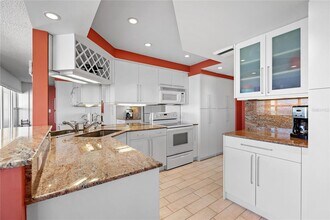 601 Longboat Club Rd in Longboat Key, FL - Building Photo - Building Photo