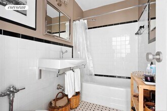 165 Christopher St in New York, NY - Building Photo - Building Photo