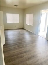 156 1/2 W 57th St in Los Angeles, CA - Building Photo - Building Photo
