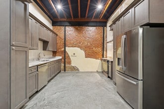 137 Carondelet St, Unit 101 in New Orleans, LA - Building Photo - Building Photo