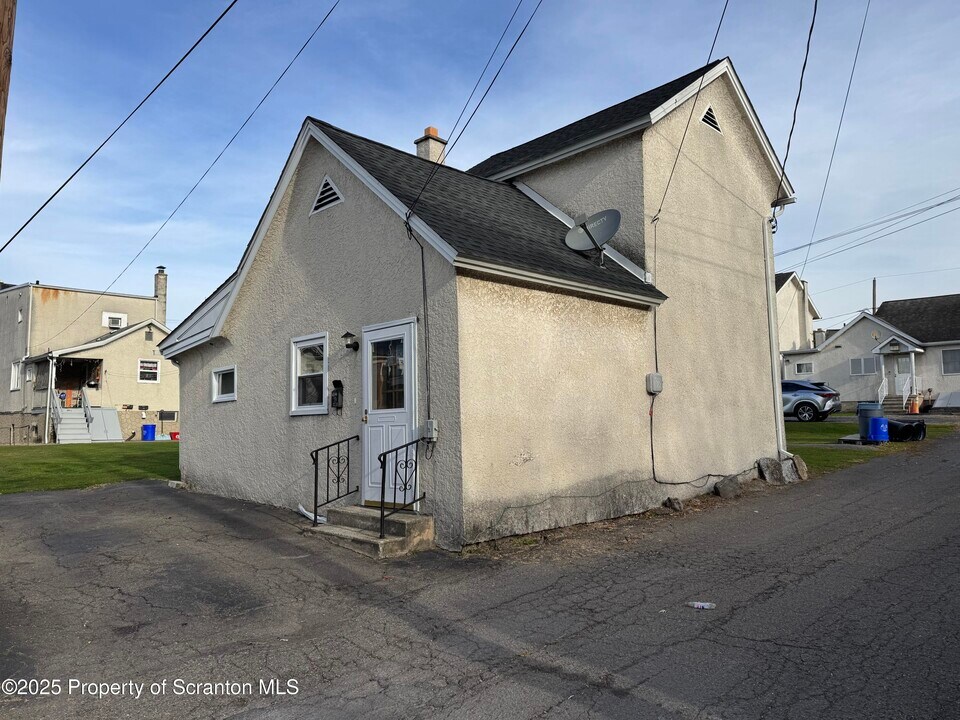913 S Webster Ave in Scranton, PA - Building Photo