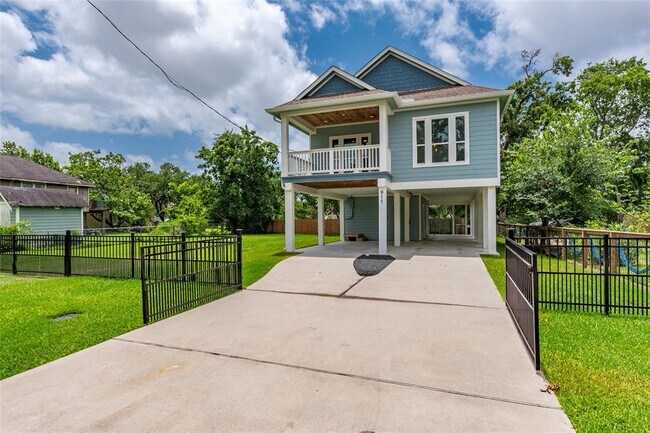 911 Ivy Rd in Kemah, TX - Building Photo - Building Photo