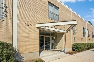 1100 W Cornelia Ave in Chicago, IL - Building Photo