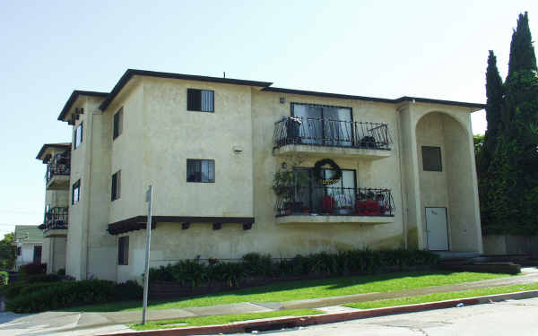 305 W Santa Cruz St in San Pedro, CA - Building Photo