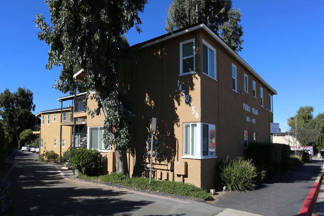 Pueblo Village Apartments in San Diego, CA - Foto de edificio